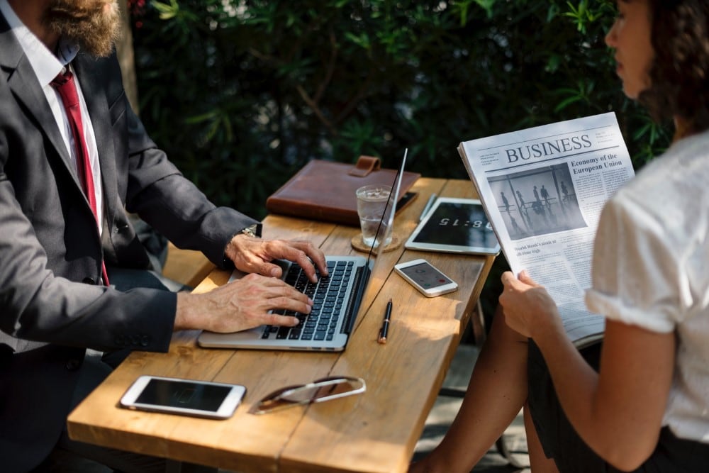 5 Reasons Why We Love Standing Desk (And You Should Too)