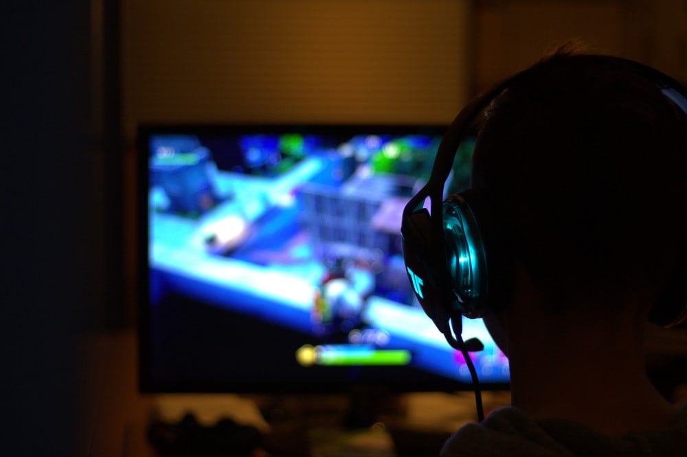 https://pixabay.com/photos/fortnite-computer-game-game-gamer-4129124/